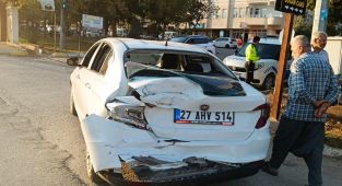 Besni'de kaza: Beton mikseri otomobile çarptı, 1 kişi yaralandı