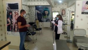 Besni’de kuaförlere koronavirüs bilgilendirmesi