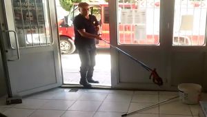 Besni’de okulda yakalanan yılan doğaya bırakıldı