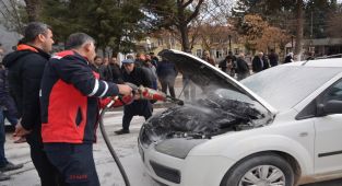 Besni'de otomobil alev aldı