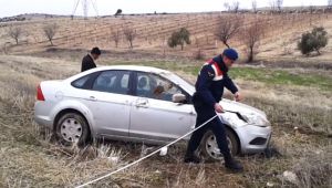 Besni'de Şarampole Devrilen Otomobildeki 3 Kişi Yaralandı