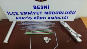 Besni’de şüpheli 3 kişide uyuşturucu ele geçirildi