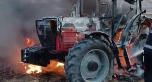 Besni'de tarlada alev alan traktör küle döndü