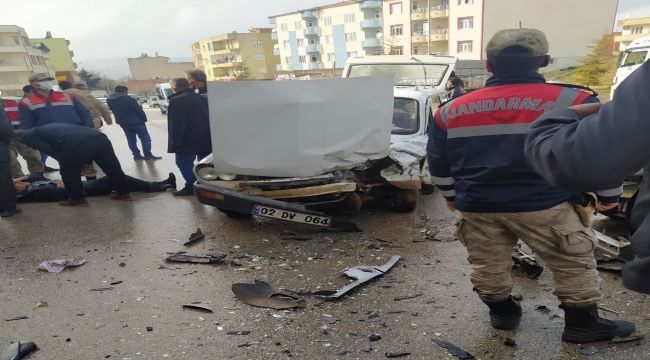 Besni'de Trafik Kazası: 2 Yaralı