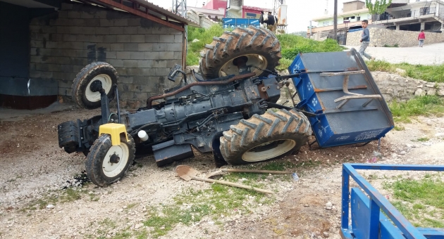 Besni’de Traktör Devrildi: 2 Yaralı