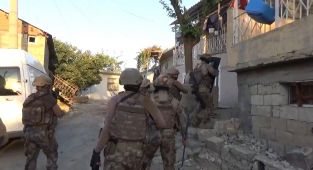 Besni'de uyuşturucu satıcılarına ağır darbe: 18 gözaltı