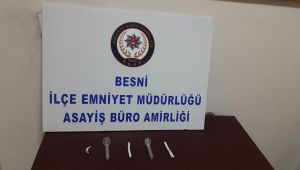 Besni'de üzerinde uyuşturucu çıkan 3 kişi gözaltına alındı