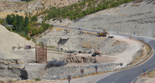 Besni’de Viyadük Çalışmaları Kaplumbağa Hızında İlerliyor