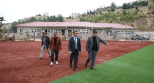 Besni sentetik çim yüzeyli futbol sahası yenilendi