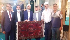 Besnili kadınların dokuduğu seccade Ayasofya’ya teslim edildi