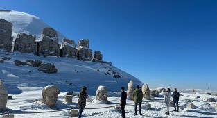 Beyaza bürünen Nemrut Dağı'na turist akını