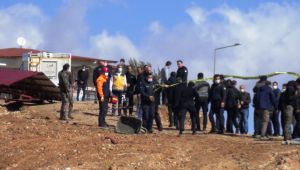 Binadan uçan çatının altında kalan işçi öldü