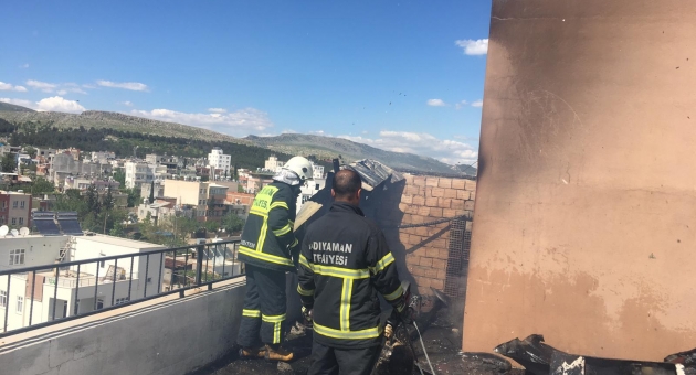 Binanın Terasında Çıkan Yangın Paniğe Neden Oldu