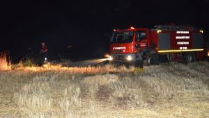 Binlerce saman balyası alevlere teslim oldu