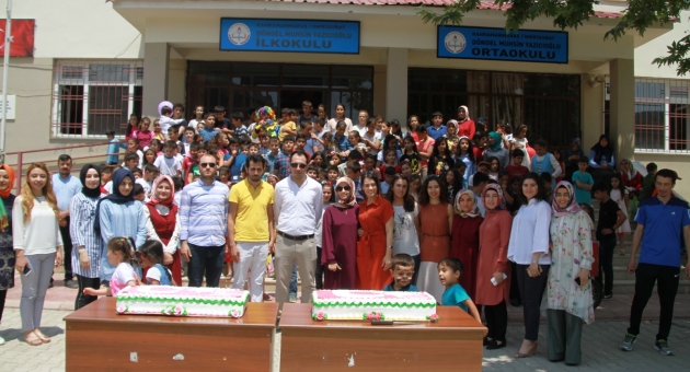 Bir Tebessüme Değer Topluluğu’ndan Çocuklara Karne Hediyesi