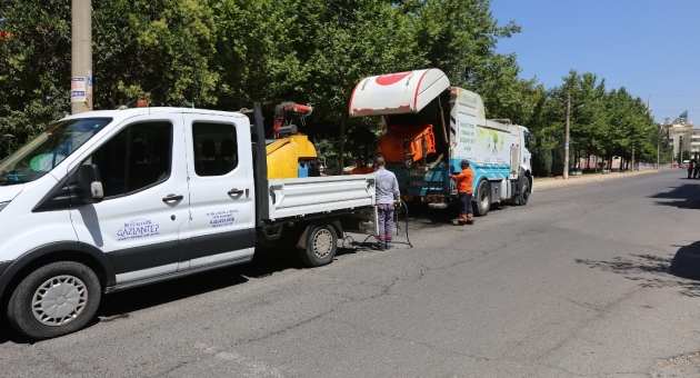Büyükşehir, 25 Bin 300 Çöp Konteynerini İlaçladı