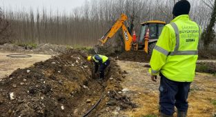 Büyükşehir Akyazı’da 6 bin metrelik içme suyu hattını yeniliyor