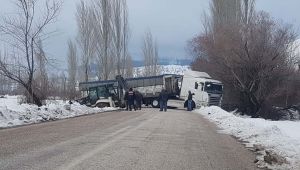 Buzda Kayan Maden Yüklü TIR Yolu Kapattı