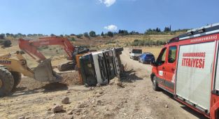 Çağlayancerit’te kamyon devrildi: 1 yaralı