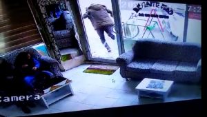Cam Kapıdan Çıkmaya Çalışan Müşteri Yaralandı - Videolu Haber