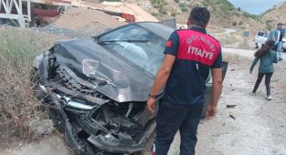 Çarpışan iki otomobildeki 3 kişi yaralandı