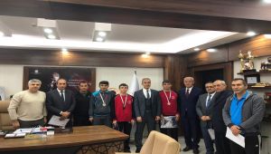 Çelik, Masa Tenisi Şampiyonlarını Kutladı