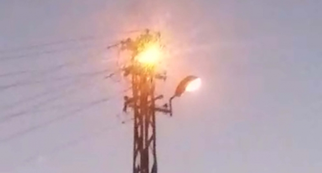 Çelikhan’da Alev Alan Elektrik Direği Korkuttu