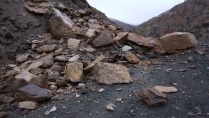 Çelikhan'da Heyelan Nedeniyle Yol Kapandı