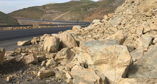 Çelikhan'da Heyelan Ulaşımı Aksatıyor