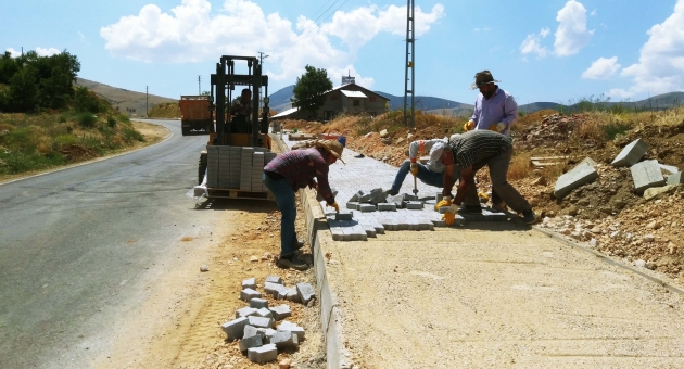 Çelikhan’da Yürüyüş Ve Park Alanlarına Kilit Taşı Döşeniyor