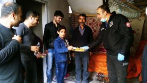 Çelikhan Emniyet Personeli Çocuklara Bayram Şekeri Dağıttı