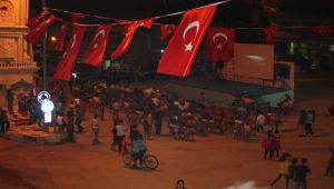 Çelikhan halkı demokrasi nöbetinde buluştu