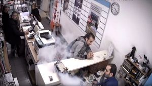 Cep Telefonu Bataryası Şişerek Alev Aldı - Videolu Haber