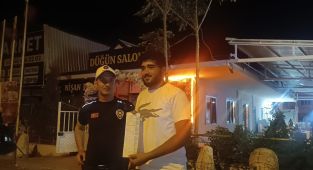 Ceza kesen polislerle hatıra fotoğrafı çektiler