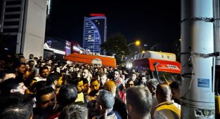 CHP Ankara Gençlik Kolları'ndan Akit TV önünde siyah çelenkli protesto
