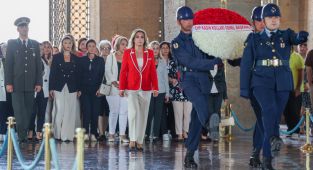 CHP Kadın Kolları Genel Başkanı Asu Kaya ve MYK Üyeleri Anıtkabir'de Ata’nın huzurunda