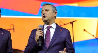 CHP lideri Özgür Özel’in ayağı kırıldı