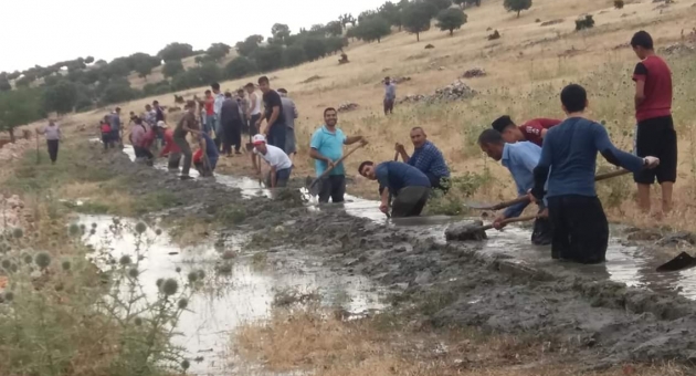 Çiftçiler, İmece Usulüyle Köyün Sulama Kanalını Yaptı