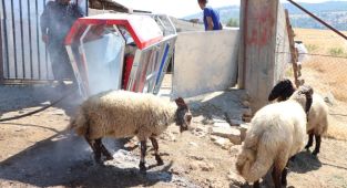 Çiftçilere seyyar ilaçlama ve yıkama banyosu hibe edildi