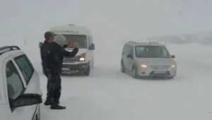 Çığ Düşen Yolda Mahsur Kalanlar Kurtarıldı - Videolu Haber