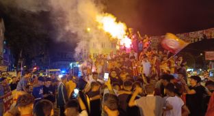 Cimbom Şampiyon: Adıyamanlı taraftarlar caddelere aktı - Videolu Haber