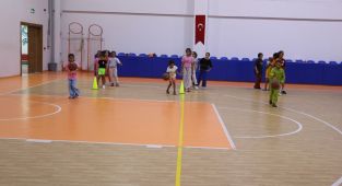 Çocuklar, yaz tatilinde Haliliye Belediyesi ile basketbol öğreniyor