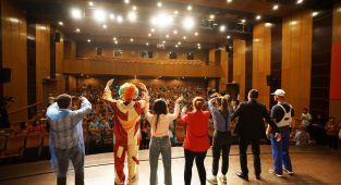 “Çözüm Bakanlığı” Tiyatrosu Afşin ve Göksun’da miniklerle buluşacak