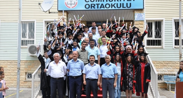 Cumhuriyet Ortaokulu’nda Mezuniyet Töreni Düzenlendi