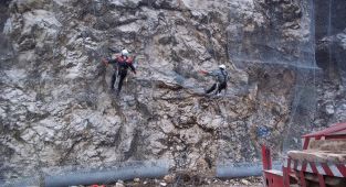 Dağlar çelik ağlarla örülüyor