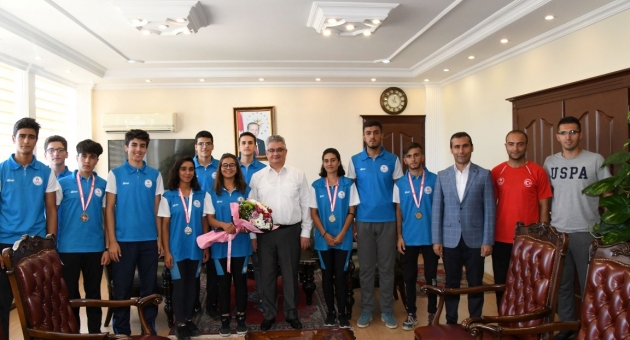 Deniz Küreği Şampiyonları’ndan Vali Aykut Pekmez’e Ziyaret
