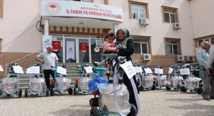 Depremde ahırları yıkılan çiftçilere süt makinesi dağıtıldı