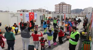 Depremzede çocukların eğlencesine vali eşlik etti