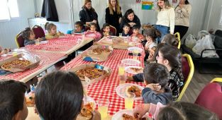 Depremzede çocukların pizza keyfi