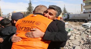 Depremzede Esma'dan, AFAD gönüllüsüne ağlatan istek - Videolu Haber